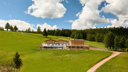Hotel Außenansicht mitten im Grünen