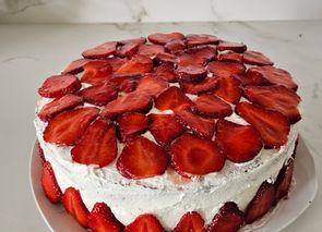 Tarta de nata y fresas