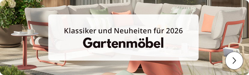 Eine Frau sitzt entspannt in einem hellen, modernen Außenbereich auf einem Liegestuhl. Im Hintergrund ist ein Pool und eine stilvolle Architektur mit großen Fenstern und Pflanzen zu sehen. Die Frau trägt helle, lockere Kleidung. Im Vordergrund befindet sich ein weißes Textfeld mit dem Schriftzug 'Shop the Look Beachclub Vibes'. Rechts daneben ist ein einzelnes Pfeilsymbol.