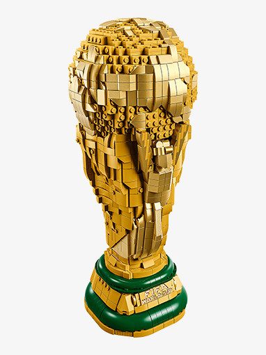 Goldener Pokal aus Bausteinen im Detail.