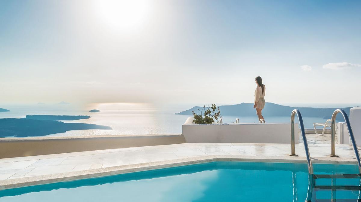 Romantic Santorini Clifftop Suites & Villas with Daily Breakfast & Nightly Cocktails
