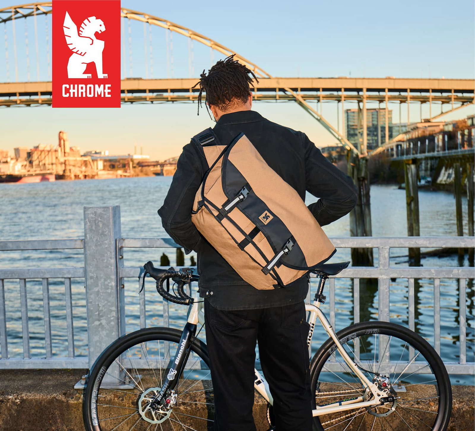 A guy on a bike with a Citizen Messenger in Coyote x