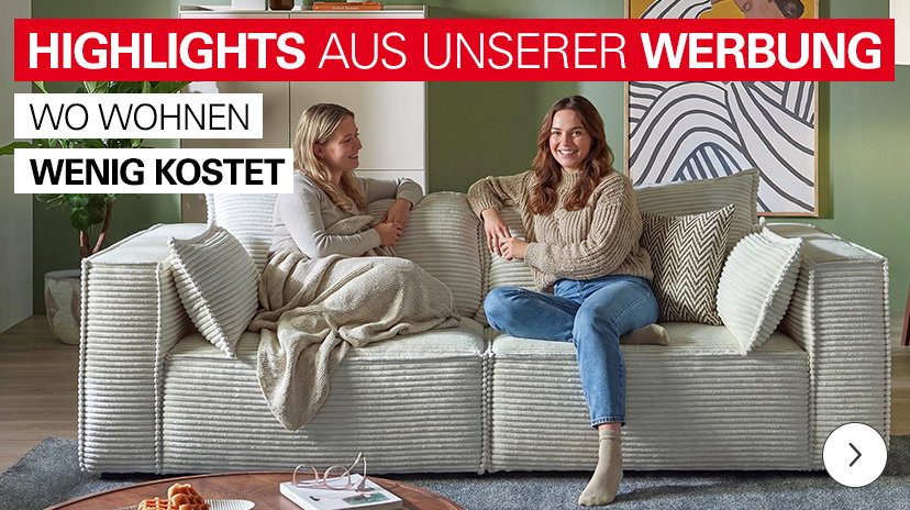 Lifestyle-Bild von zwei Frauen auf einem hellen Cord-Sofa in einem modern eingerichteten Wohnzimmer. Text: HIGHLIGHTS AUS UNSERER WERBUNG - WO WOHNEN WENIG KOSTET.