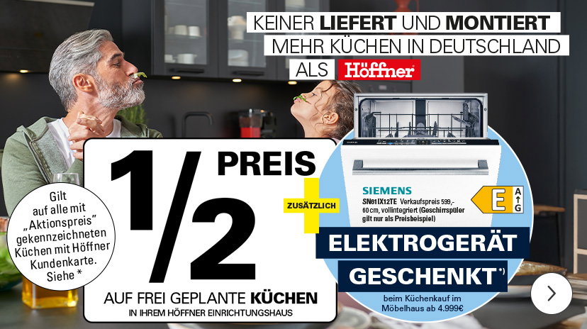 Ein Mann und ein Kind in einer Küche, die sich spielerisch Salatblätter auf die Nasen gelegt haben. Die Szene ist von Textfeldern überlagert, die einen ‚1/2 Preis‘ auf frei geplante Küchen bewerben und Höffner als führend bei Lieferung und Montage von Küchen in Deutschland bezeichnen