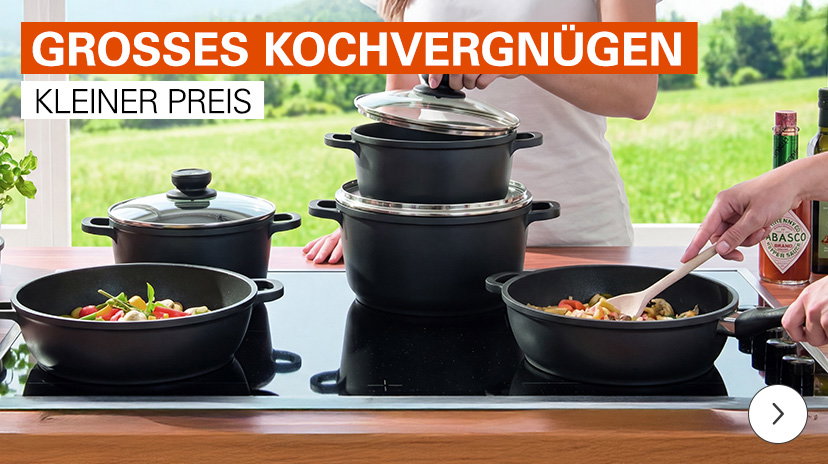 Werbegrafik mit der Aufschrift GROSSES KOCHVERGNÜGEN KLEINER PREIS vor einem hellen Fenster mit Blick ins Grüne. Auf einem Induktionskochfeld ist ein Set aus schwarzen Aluminium-Gusstöpfen und Pfannen mit Glasdeckeln zu sehen. Eine Person rührt mit einem Kochlöffel in einer der Pfannen. Im Hintergrund stehen Küchenutensilien wie Olivenöl und Tabasco.
