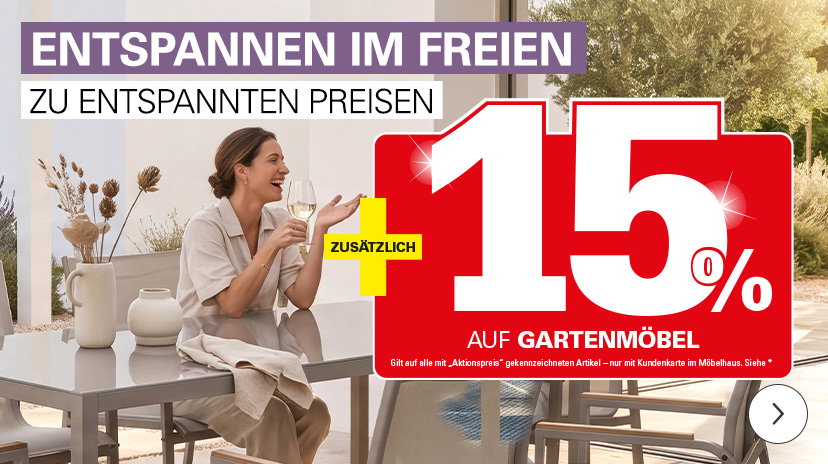 Aktionsgrafik mit einer lachenden Frau an einem Gartentisch im Freien. Der Text lautet: ENTSPANNEN IM FREIEN ZU ENTSPANNTEN PREISEN. Ein großes rotes Feld wirbt für zusätzlich 15 % auf Gartenmöbel. Das Angebot gilt für alle mit Aktionspreis gekennzeichneten Artikel und ist nur mit Kundenkarte im Möbelhaus einlösbar.