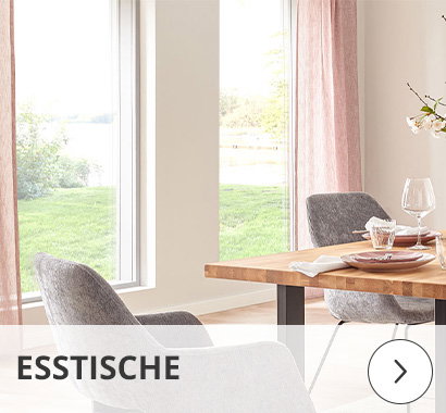 Kategorie Esstische: Helles Esszimmer mit einem Massivholztisch und gepolsterten Stühlen in grauem Stoff. Der Raum hat große Fenster mit Blick ins Grüne und zartrosa Vorhänge. Der Schriftzug 'ESSTISCHE' ist unten eingeblendet.