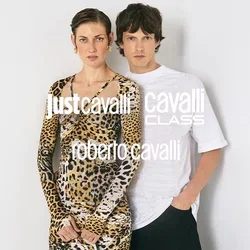 Modelo luciendo un vestido de manga larga con estampado de leopardo y sosteniendo un bolso negro; modelo masculino con una camiseta blanca texturizada y pantalones negros.