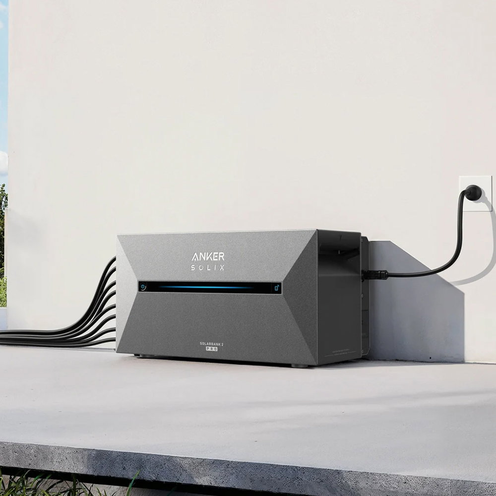 Anker Solarspeicher auf Tisch neben Steckdose
