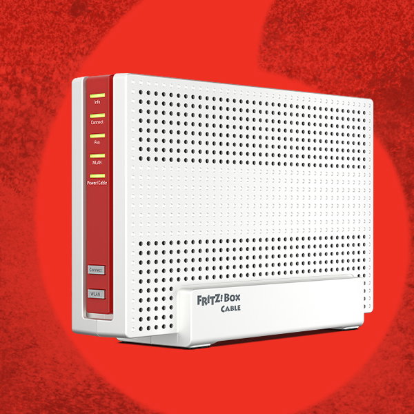 Weißer FRITZ!Box Cable Router mit roten Statusanzeigen vor rotem Hintergrund