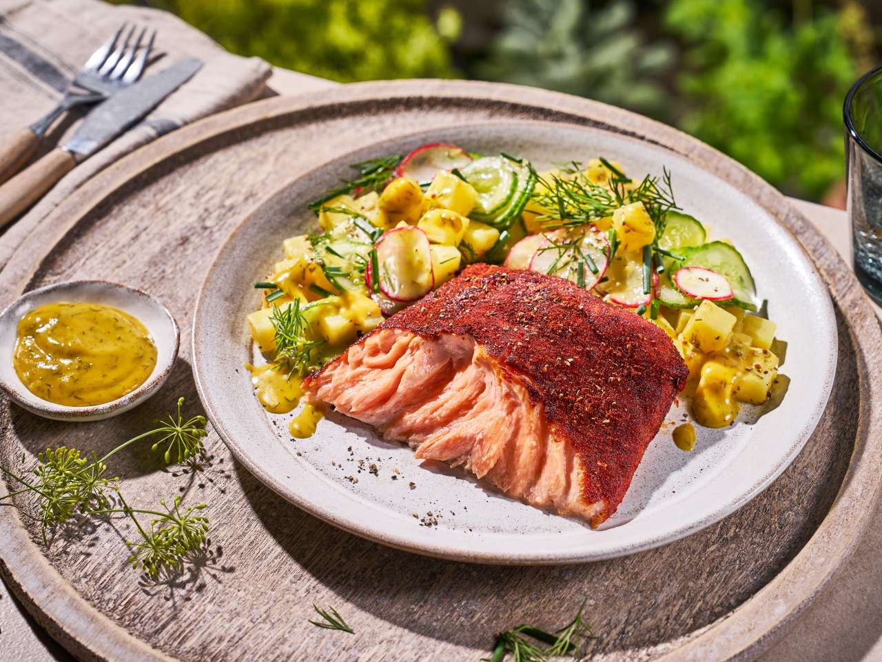 Plankenlachs mit schwedischem Kartoffelsalat