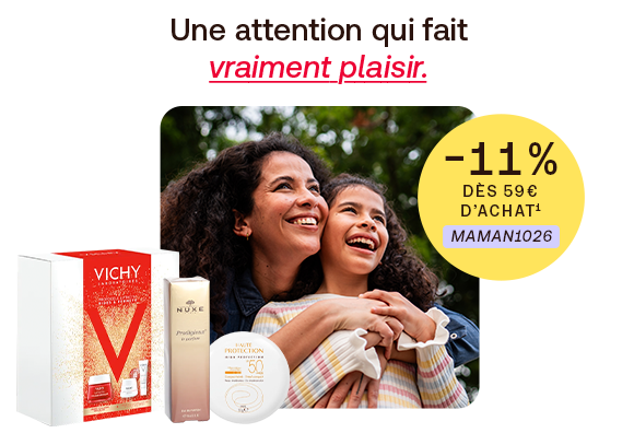 Scène chaleureuse : une mère et sa fille sourient et s’enlacent en plein air. À côté, des soins Vichy et Nuxe, dont une protection solaire SPF 50. Offre : –11 % dès 59 CHF d’achat avec le code MAMAN1026. Une attention à découvrir en toute confiance.