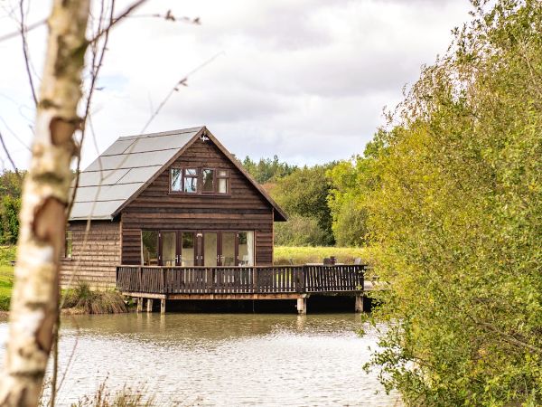 The Boat House - lakeside Sussex cabin