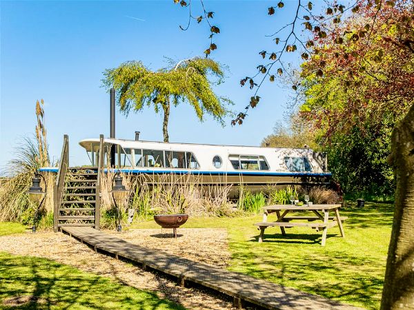 The Woodland Boathouse - riverboat glamping stay