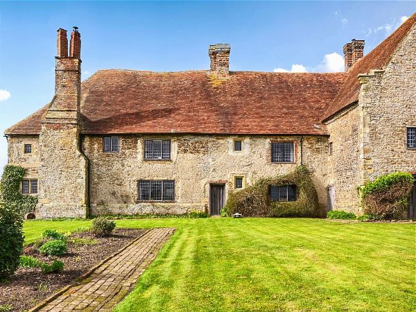 The Tudor at Wickham Manor - romantic + historic