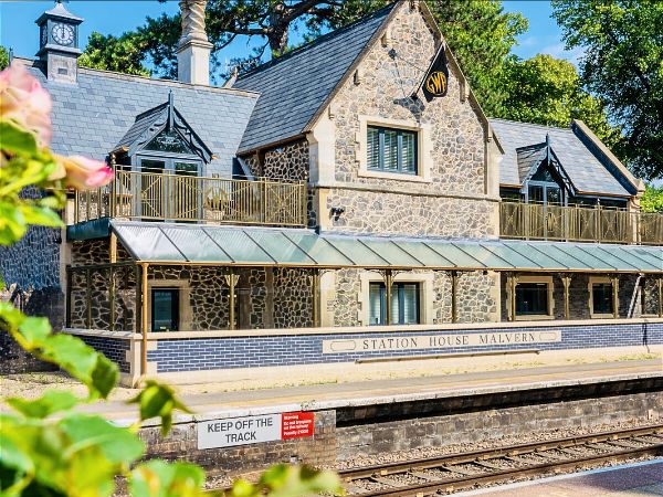 Station House Malvern - smart railway cottage