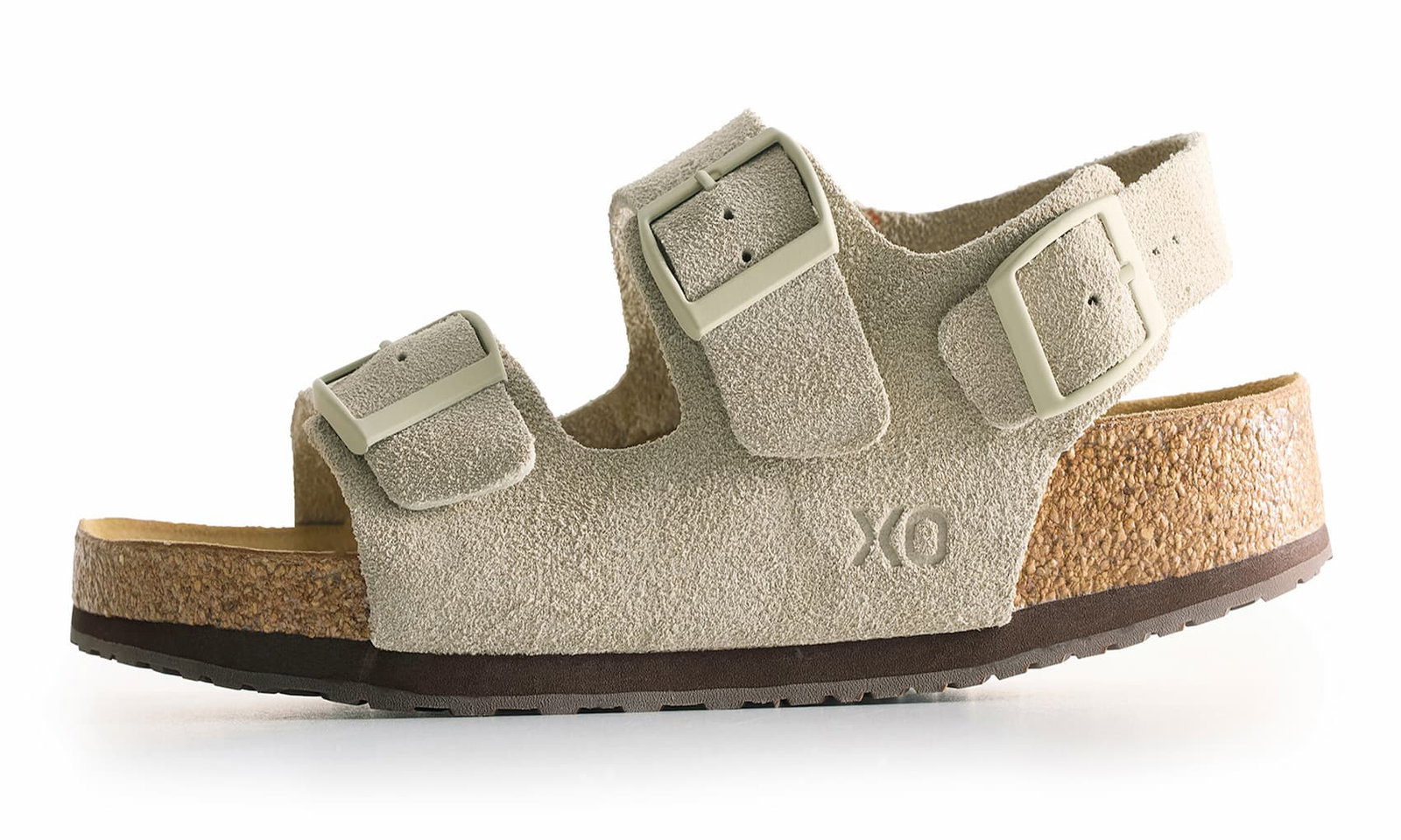 Sandal med hälrem i mjuk sandfärg och brun sula