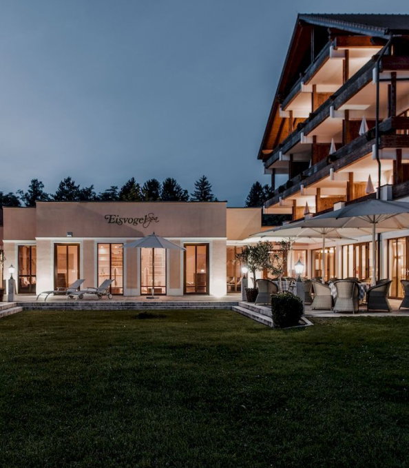 Hotel Außenansicht bei Nacht