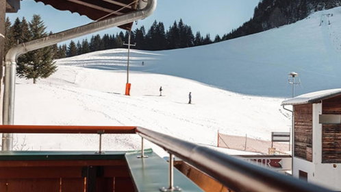 Hotel Balkon mit Blick auf die Skipiste