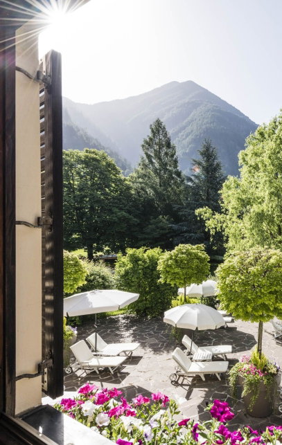 Hotel terrasse mit blick ins grüne