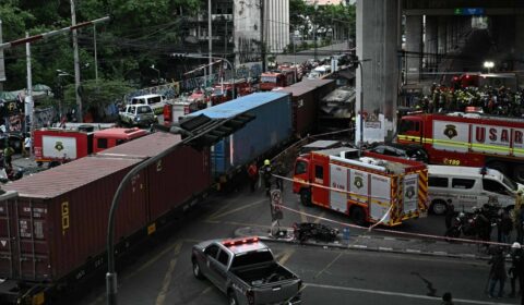 Collision between train and bus kills at least eight in Bangkok