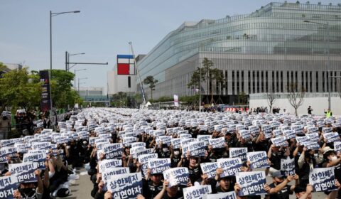 Samsung and labor union to meet in ‘last chance’ to avert strike