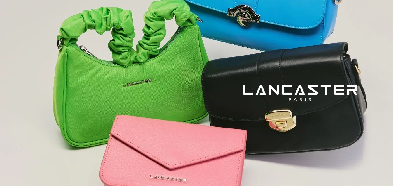 Quatre sacs à main colorés en vert, bleu, noir et rose, de formes différentes avec des fermoirs métalliques, disposés sur une surface neutre.