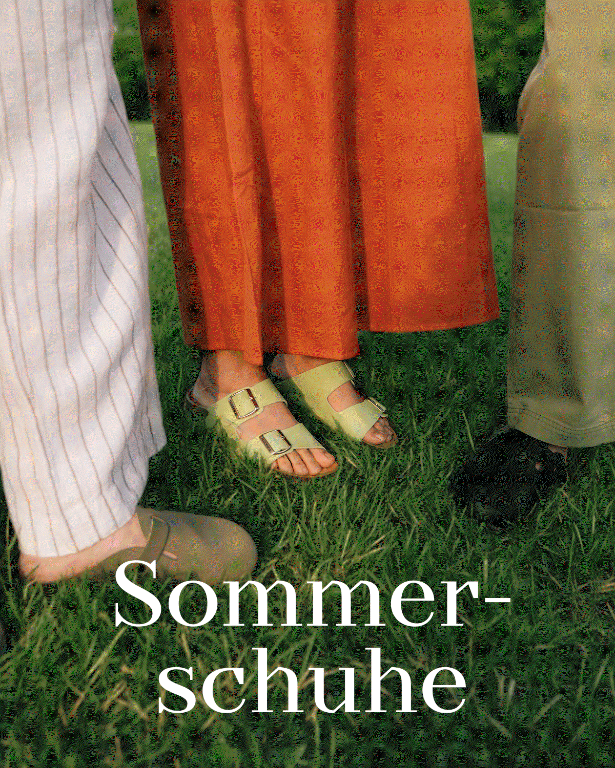 Thema Sommerschuhe: Wechselnde Ansicht von Sandalen und Clogs auf einer Wiese.