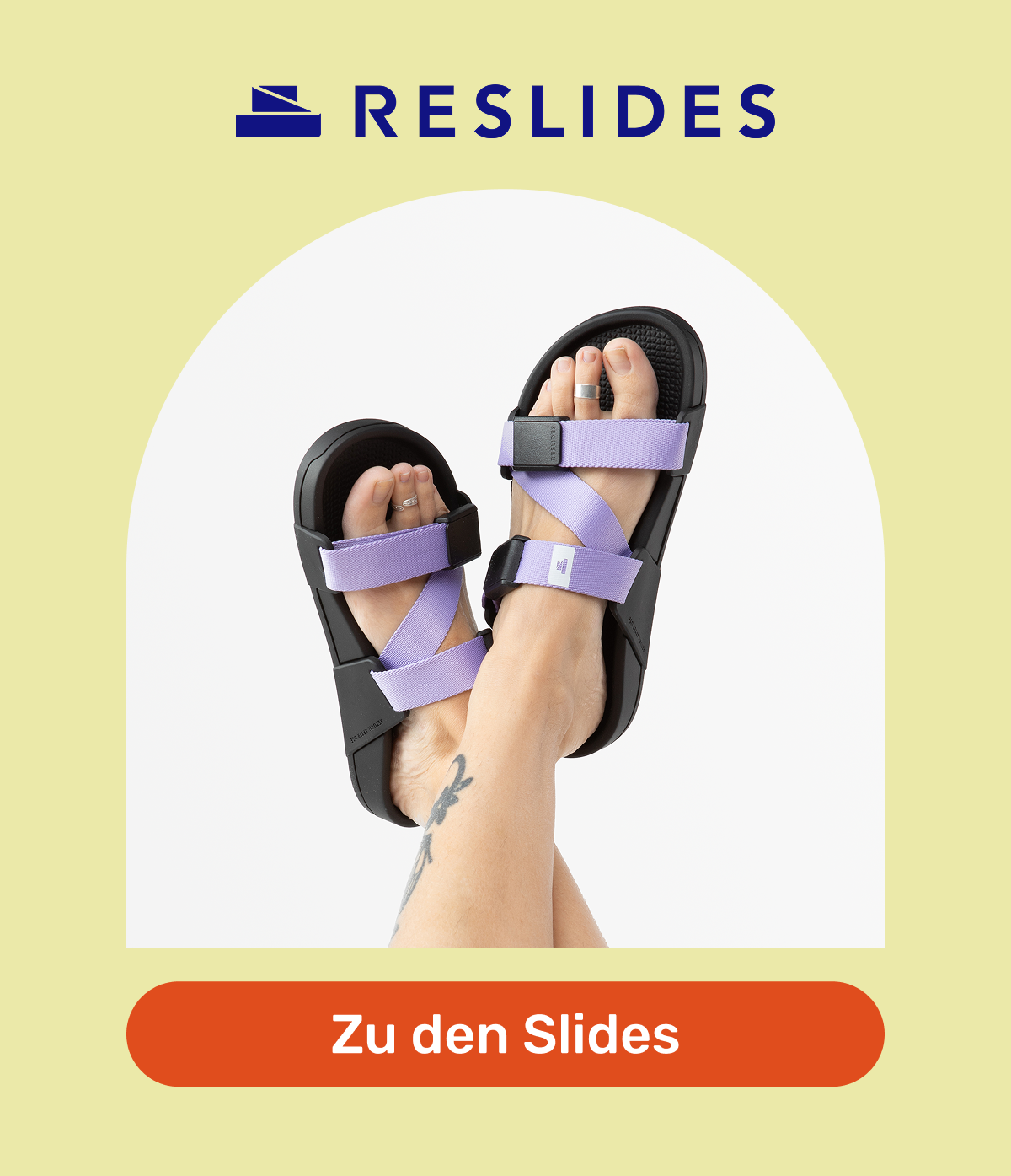 Slipper der Marke Reslides: Eine Frau trägt Slipper mit schwarzer Sohle und lila Riemen. Button: zu den Slides im Onlineshop.