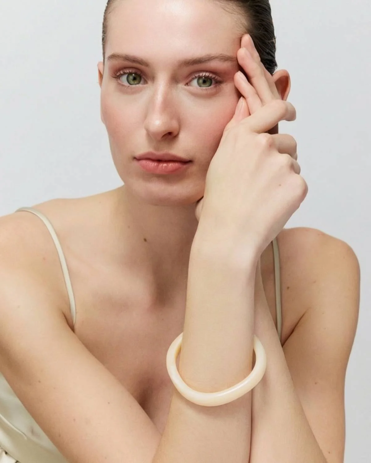 soft-edge-bangle-latte-marble-armreifen-gelb-vergoldet