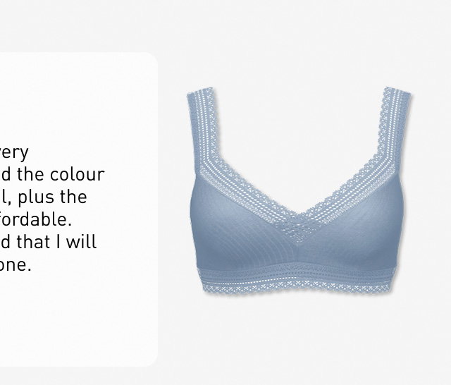 The model is wearing a soft bra with geometric lace in the color “Aura Blue” from the ETUDE AJOURS collection by CALIDA.