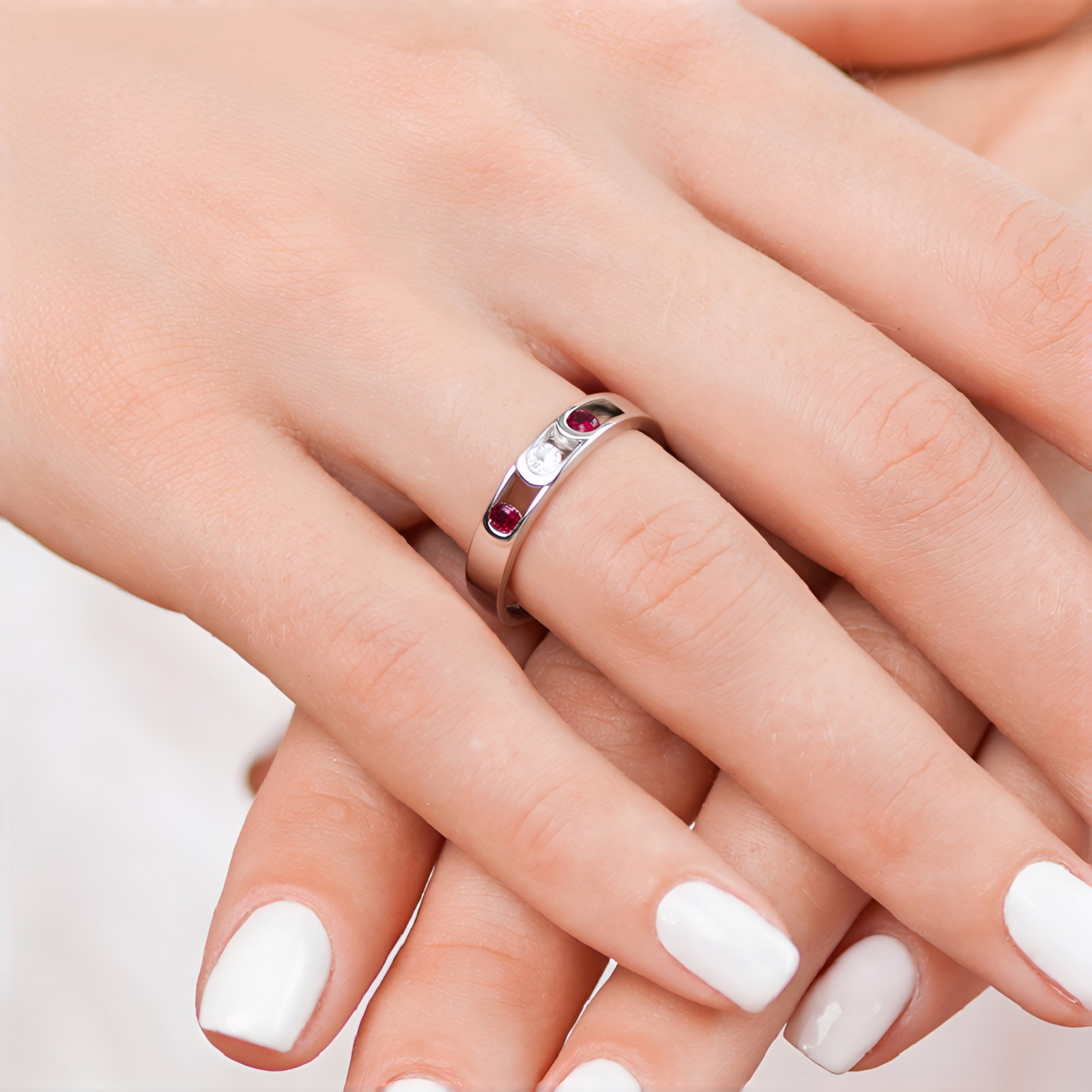 Zilveren ring met een Tanzania robijn