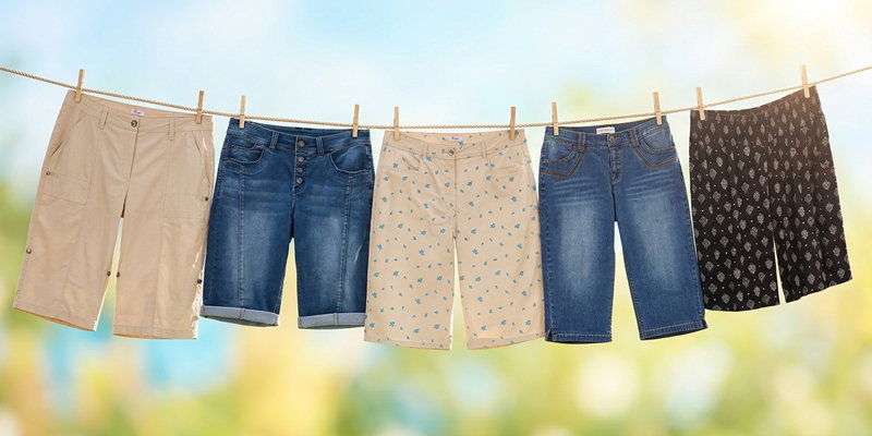 Werbebanner mit kurzen Hosen auf einer Wäscheleine