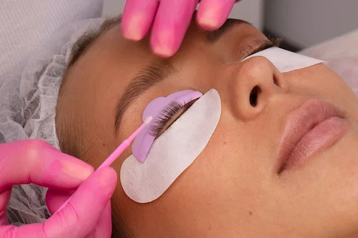 Korean Lash lift eller Brow lift hos BetterFeel på Odenplan