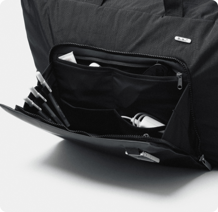 Showing the transithatch on the Entour Tote Bag. 