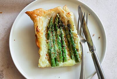 Rezept, Grüne Spargeln und zart schmelzender Mozzarella, unter knusprigem, goldbraun gebackenem Blätterteig, Oswald
