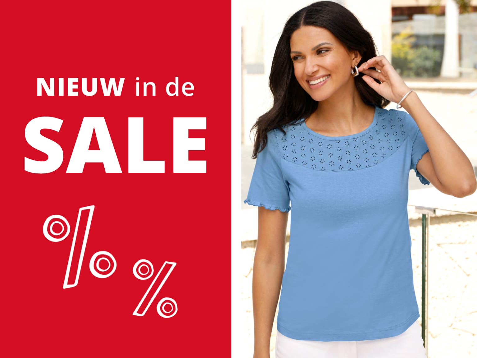  Een model draagt een lichtblauw T-shirt met korte mouwen en een patroon van kleine bloemen aan de bovenkant. NIEUW in de Sale