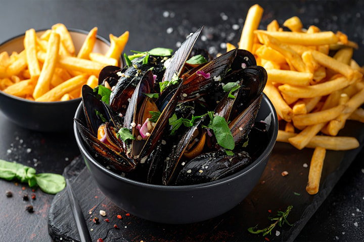 Velg mellom deilig dampede Blåskjell, Fish'n Chips eller Burger med fries hos Riviera Restaurant