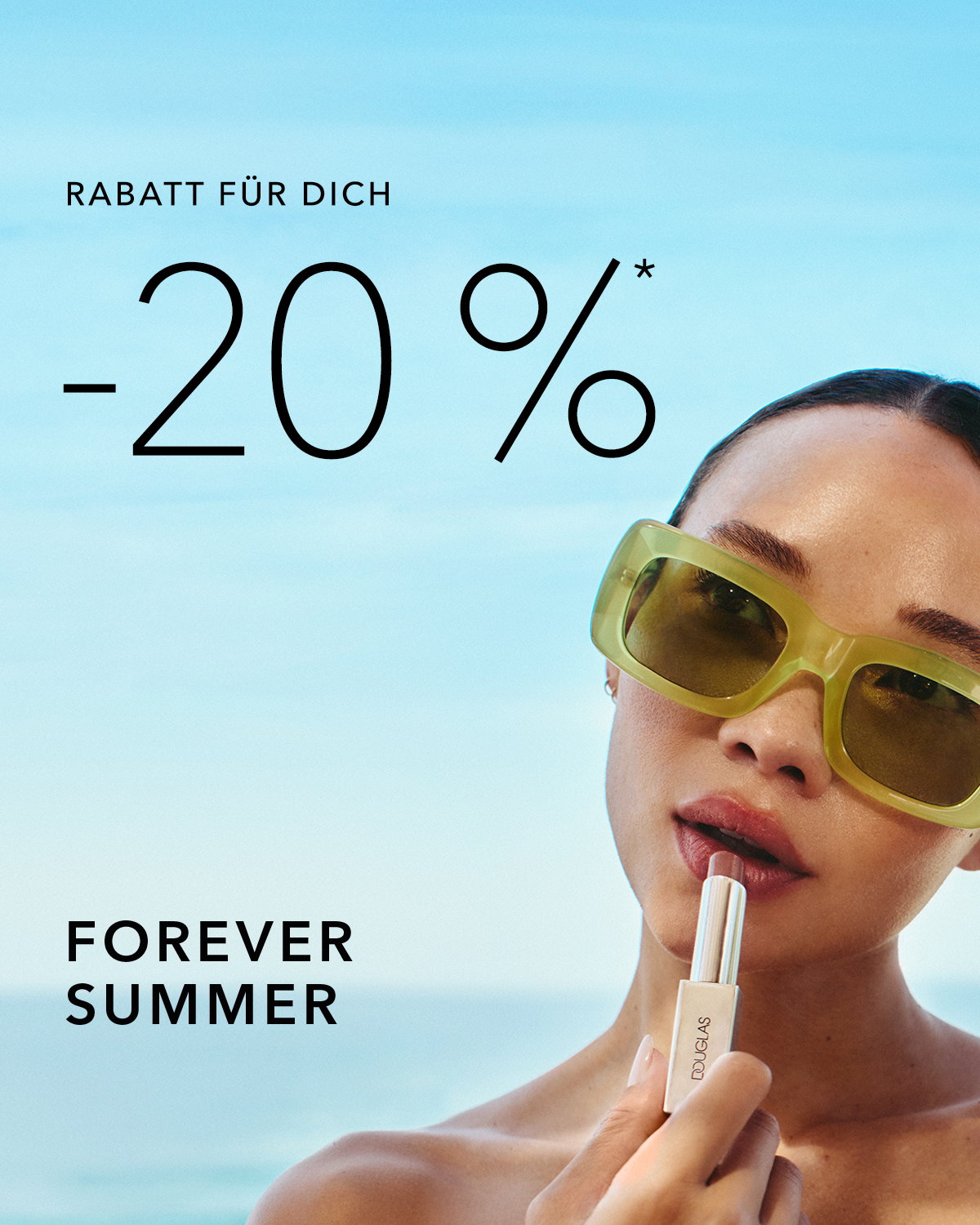 Werbebild für eine Sommeraktion: Vor hellblauem Hintergrund steht groß „Rabatt für dich -20 %*“. Rechts ist eine Person mit limettengrüner Sonnenbrille zu sehen, die Lippenstift aufträgt. Unten links steht der Schriftzug „FOREVER SUMMER“.