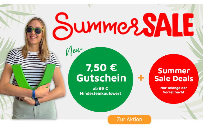 Summer SALE. Sicher Dir jetzt einen 7,50 € Gutschein ab 69 € Mindesteinkaufswert. Und zusätzlich heiße Summer Sale Deals, aber nur solange der Vorrat reicht. Auf dem Banner sieht man außerdem eine Frau in sommerlichen Klamotten mit Sonnenbrille, die das voelkner v in der Hand hält.