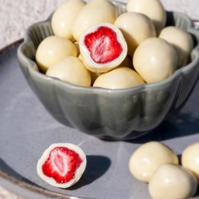 Stimmungsvolles Bild von Erdbeeren in weißer Schokolade