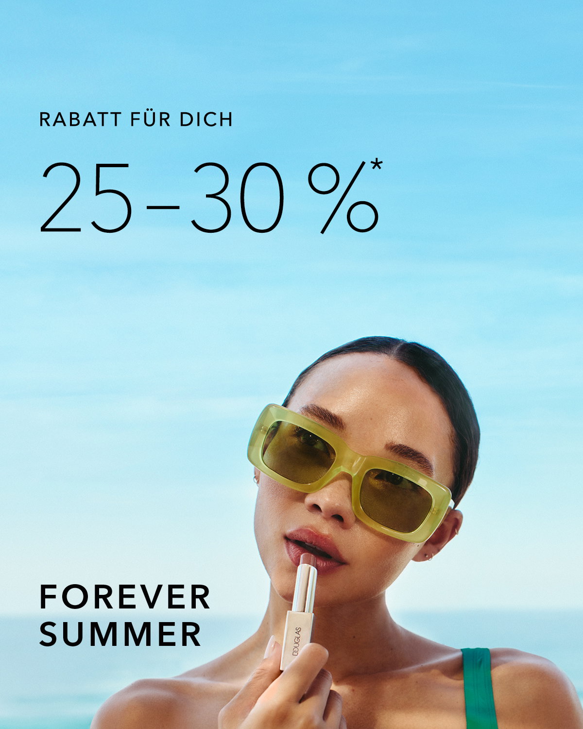 Geniesse den Sommer mit 25-30% Rabatt! Eine Frau mit grüner Sonnenbrille trägt einen nudefarbenen Lippenstift vor einem strahlend blauen Himmel auf, Forever Summer.