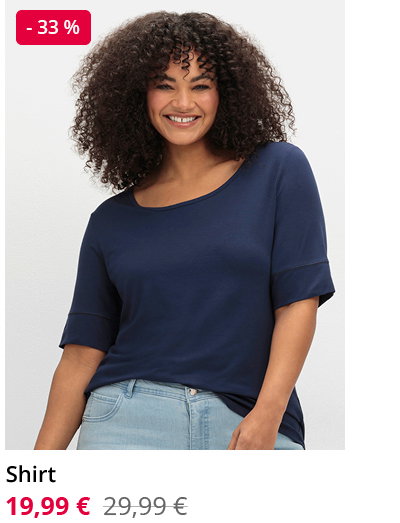 Model mit marineblauem Shirt reduziert von 29,99 auf 19,99