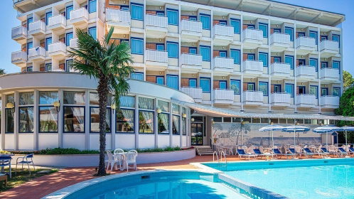 Hotel Außenansicht mit außenpool
