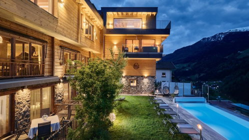 Hotel Außenansicht mit Pool bei Nacht