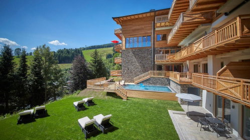 Hotel Außenansicht mit Pool und liegen