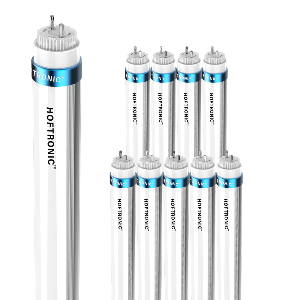 Set mit 10 LED-Röhren auf weißem Hintergrund