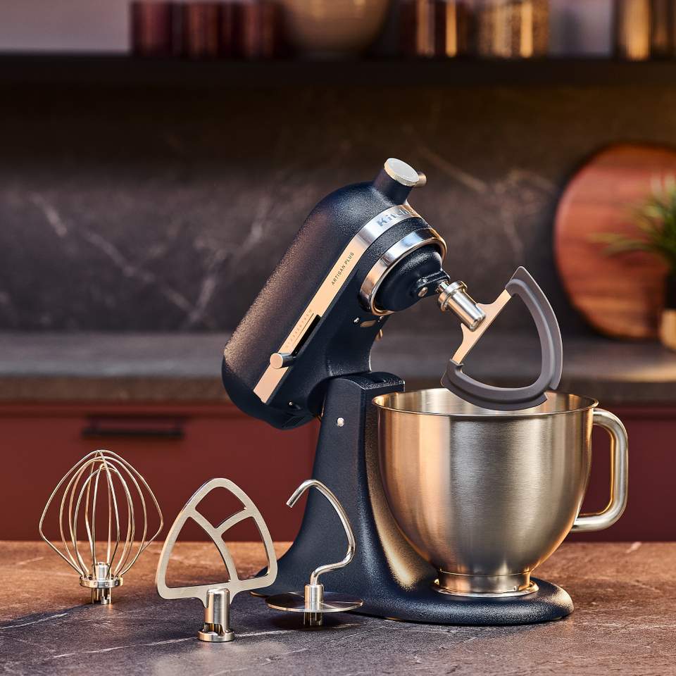 Kitchenaid Artisan Plus kjøkkenmaskin med iskremtilbehør, wild blueberry