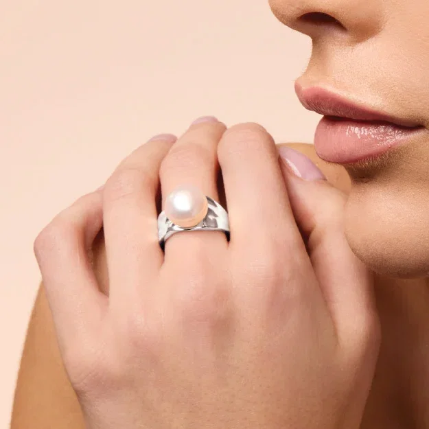Freshwater Pearl centre Ring in Sterling Silver