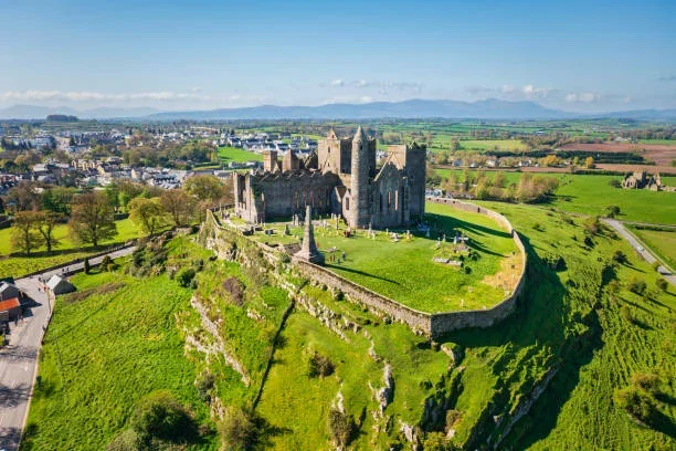 Ireland Rock of Cashel istockphoto-2159530487-612x612